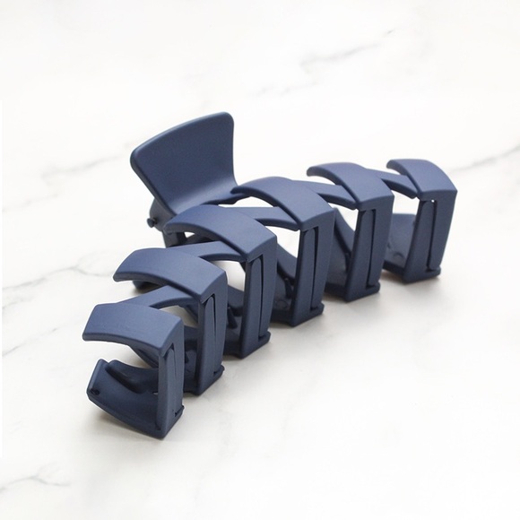 Zenana Outfitters Accessories - Zenana navy claw clip